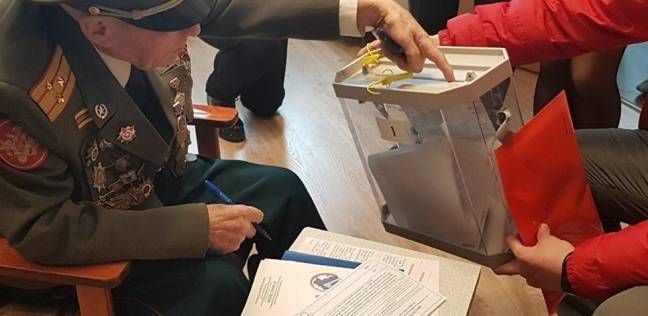 روسي شارك في الحرب العالمية الثانية يشارك في التصويت ويحتفل بمولده