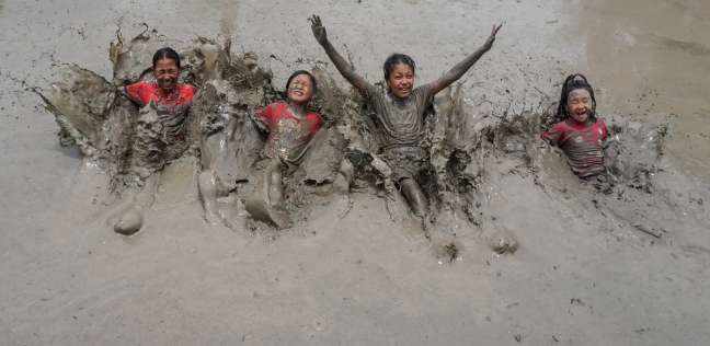 أطفال يلعبون في الطين- أرشيفية