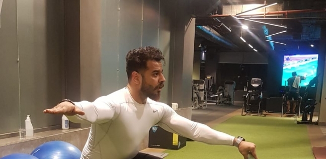 المدرب الرياضي محمد عبدالله أثناء تدريب التوازن