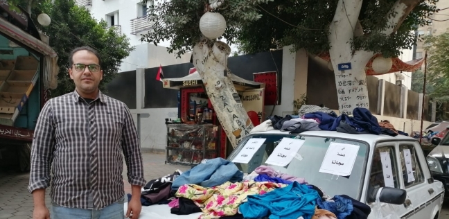 شاب يتبرع بملابسه على سيارة ملاكي