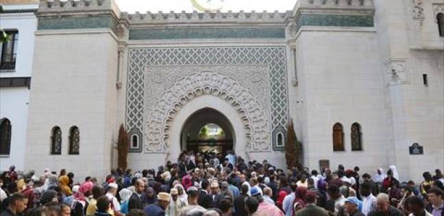 | ملايين المسلمين يؤدون صلاة العيد