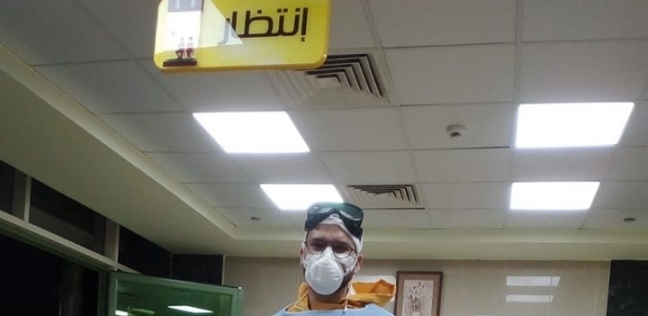 حسام طبيب عظام يتطوع في مستشفى العزل
