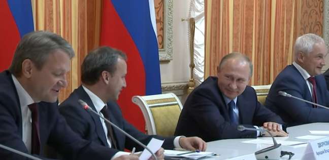 بوتين يضحك من وزير روسي