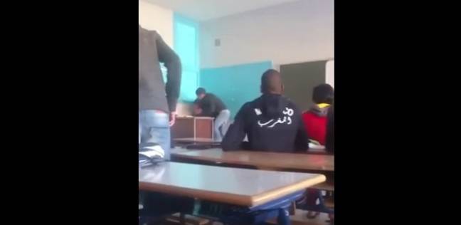 مشاهد صادمة لتلميذ يضرب أستاذه بشكل عنيف داخل الفصل