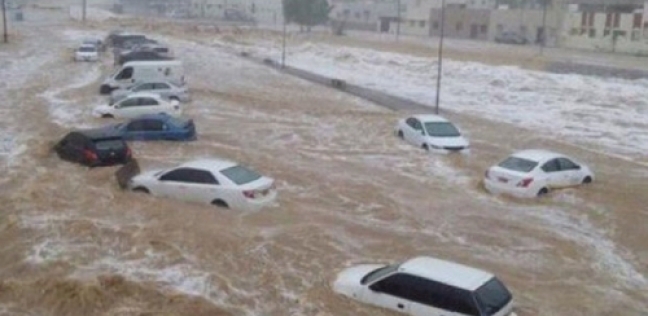 السير في شوارع قطر بـ"الجت سكي".. الأمطار تغرق شوارع الدوحة