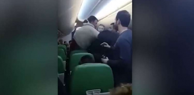 اشتباك على متن طائرة متجهة إلى تونس بسبب راكب "عنيف"