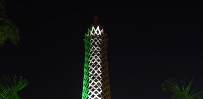 صور: إضاءة برج القاهرة بألوان علم الإمارات بمناسبة زيارة بن زايد