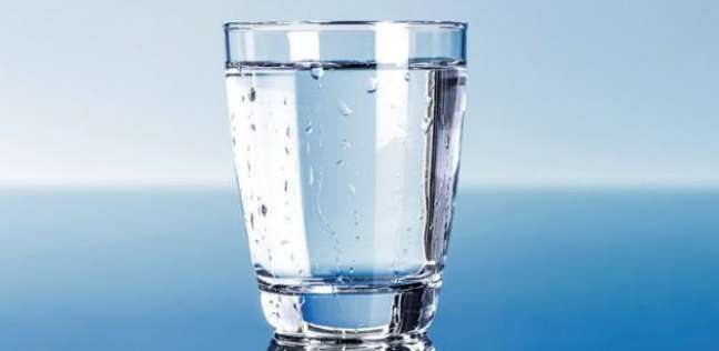التخلص من آلام المفاصل وفقدان الوزن .. فوائد شرب الماء الدافيء صباحا