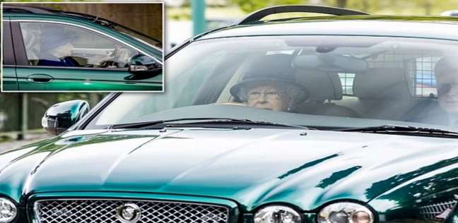 ملكة بريطانيا تقود سيارتها