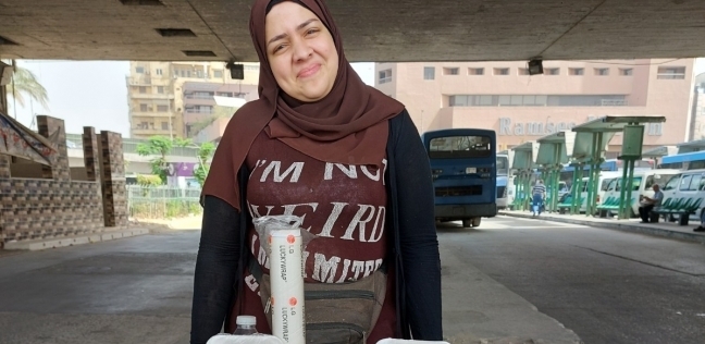 إيمان مغربي تبيع الساندوتشات في الشارع