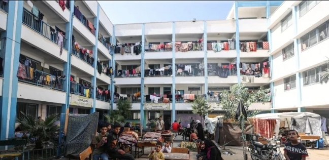 أطفال غزة داخل مدرسة للإيواء