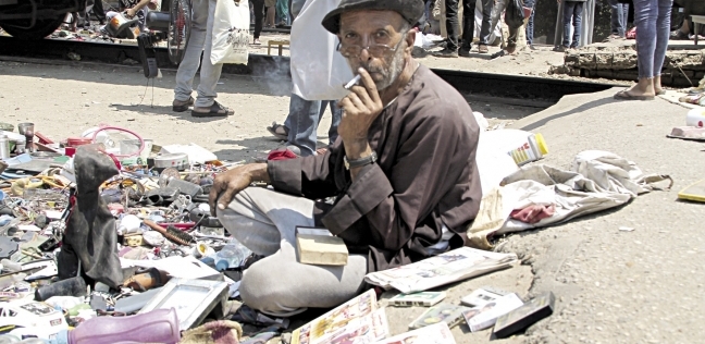 «حسن» يفترش بضاعته فى سوق إمبابة