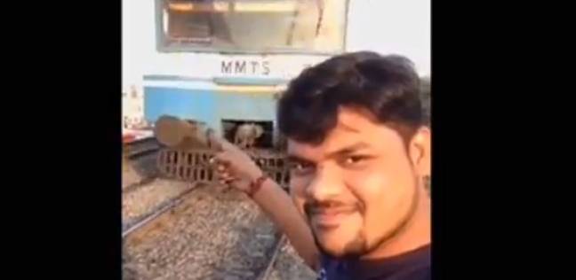 سيلفي" لشاب هندي مع قطار مسرع يضعه على أعتاب الموت
