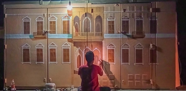 الفنان التشكيلي يرسم على أحد الأكشاك بشوارع الأقصر