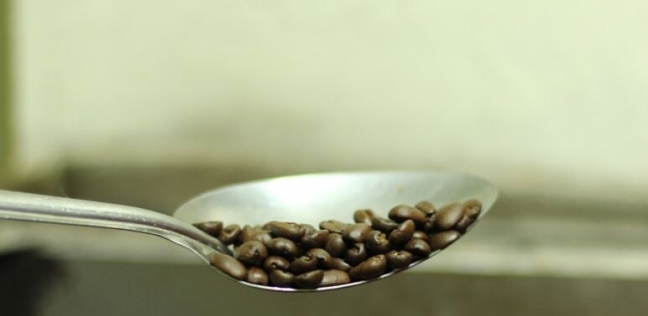 عد حبات القهوة من أغرب عادات الأثرياء