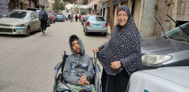 «أم حسن» سيدة مسنة تراعي حفيدها المريض