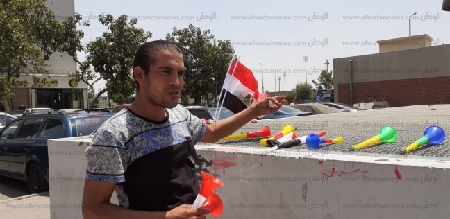 أحد بائعي الأعلام في محيط ستاد القاهرة