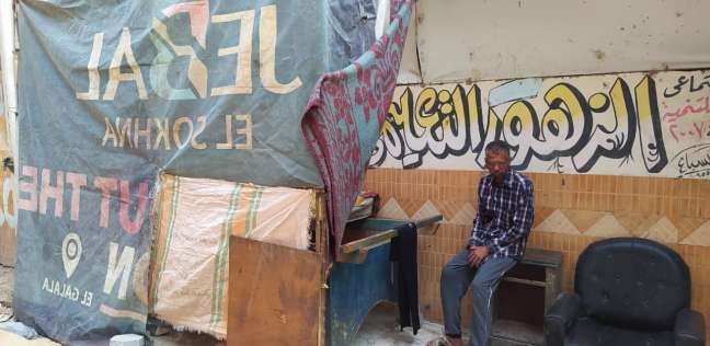 حمدي مصطفى أمام خيمته في الشارع