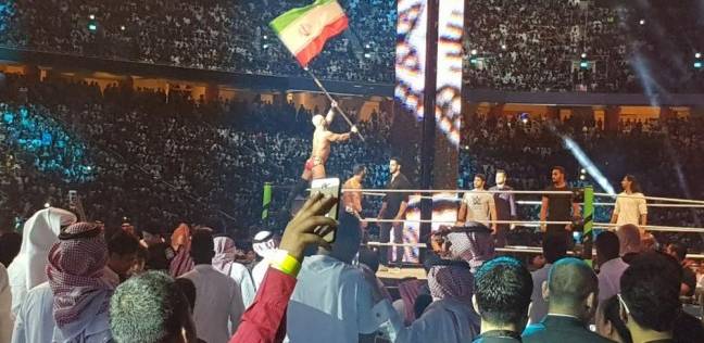 صارعين يستفزون السعوديين في "رويال رامبل" برفع علم إيران