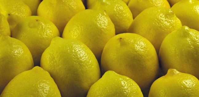 "يحسن الحالة المزاجية ويعالج الاكتئاب".. 4 فوائد لليمون