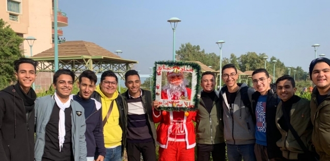 بابا نويل يوزع الهدايا على طلاب تجارة سوهاج