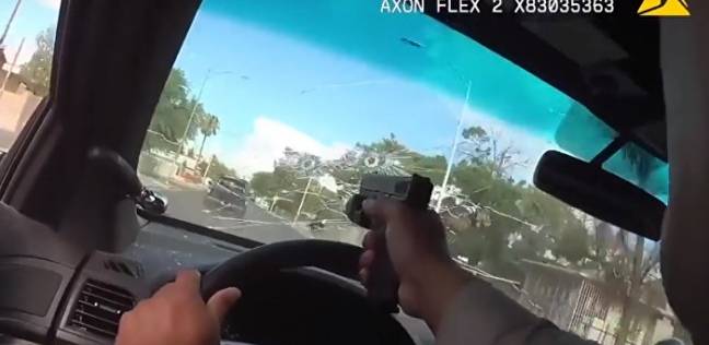 شرطي يطلق النار عبر الزجاج الأمامي من السيارة مثل الأفلام