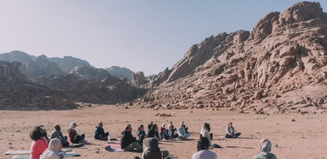 جانب من ممارسة اليوجا في الصحراء