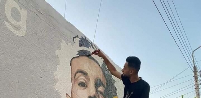 «أحمد» يزين شوارع الإسماعيلية برسم جدارية لمحمد صلاح