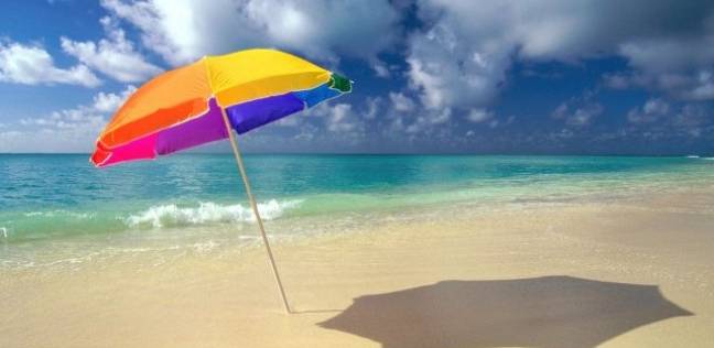 حادثة نادرة.. مظلة شمسية تخترق صدر امرأة على الشاطئ!