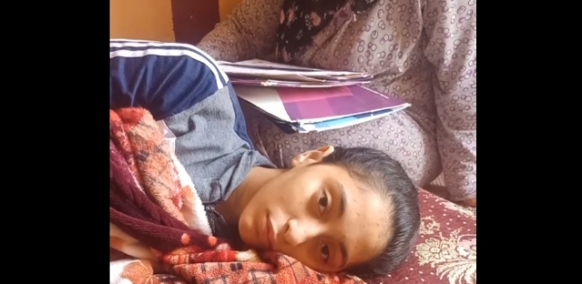 الطفلة عزة تعاني من سرطان القولون