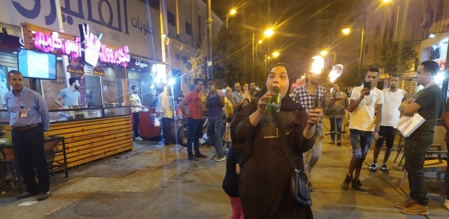 "أم وليد" تقدم عروضها فى أحد شوارع القاهرة
