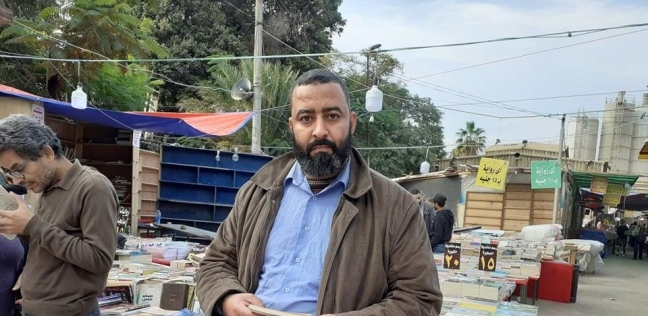 عبد الله ميلاد أثناء تجوله في سور الأزبكية