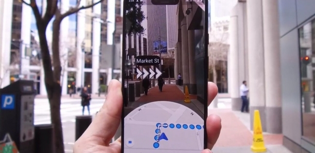 استعان المطورون بوضع خط أزرق على الطريق الذي يسير فيه المستخدم داخل شاشة هاتفه