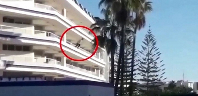 تحت تأثير المخدرات.. سائح بريطاني يقفز من شرفة فندق