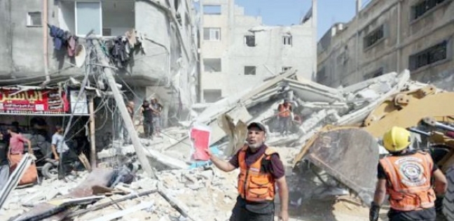 القصف الإسرائيلى على قطاع غزة ترك منازل محطمة وجثثاً تبحث عن دفنها