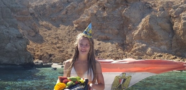 Polona سائحة سلوفانية تحتفل بعيد ميلادها على شواطئ الغردقة