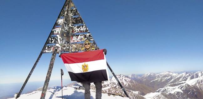 «أحمد» يرفع علم مصر فوق جبل «ألبروس»