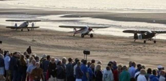 أول مسابقة لإقلاع وهبوط الطائرات على الرمال