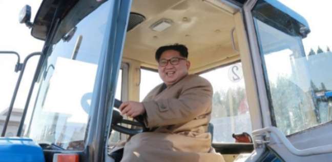 زعيم كوريا يقود جرارا