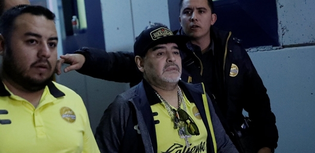 مارادونا يحاول الاعتداء على مشجع في المكسيك