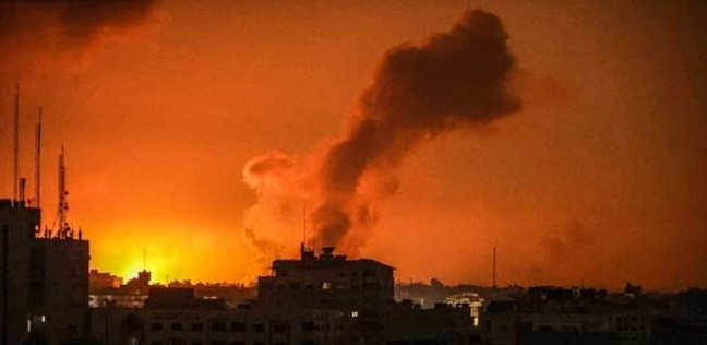 غزة في أثناء القصف المتواصل أمس