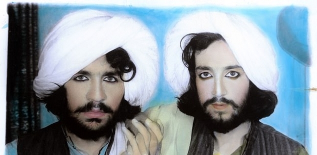 صورة لإثنين من مقاتلي "طالبان" بمظهر مثير للحيرة