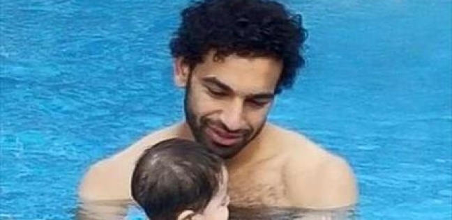 محمد صلاح ومكة والاستجمام في حمام السباحة