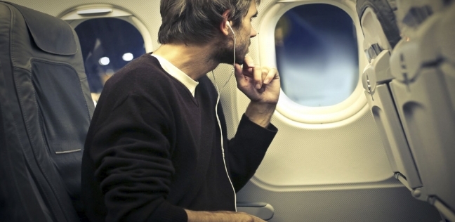 لهذا السبب.. لا تجلس بجانب النوافذ أثناء السفر بالطائرة
