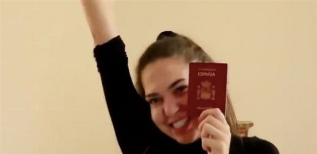هبة إسكندراني ترفع جواز السفر الإسباني
