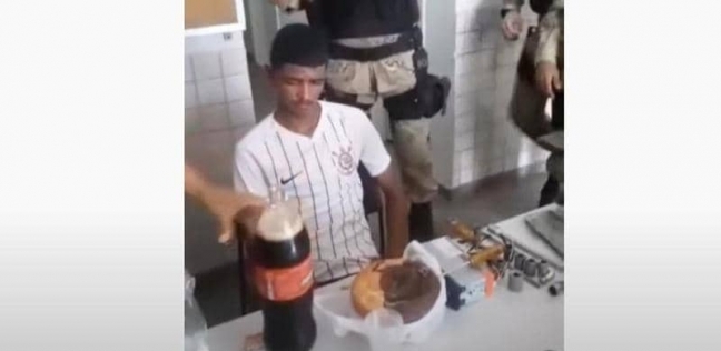 الشرطة البرازيلية تحتفل بعيد ميلاد سجين