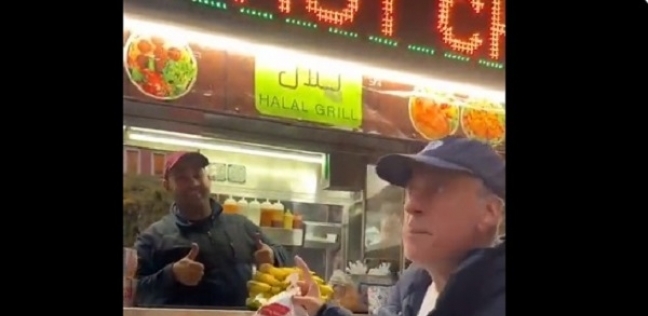 صاحب عربة طعام بـ«نيويورك» يتعرض لهجوم من رجل أمريكي