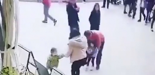 رجل يحاول خطف الطفلة من والديها