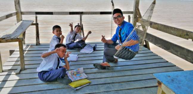 المعلم الماليزي أثناء تعليم الطلاب