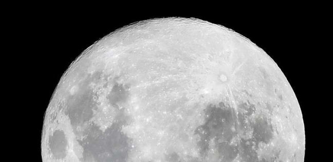 علماء فلك يرصدوا "حركة الماء" على القمر للمرة الثالثة